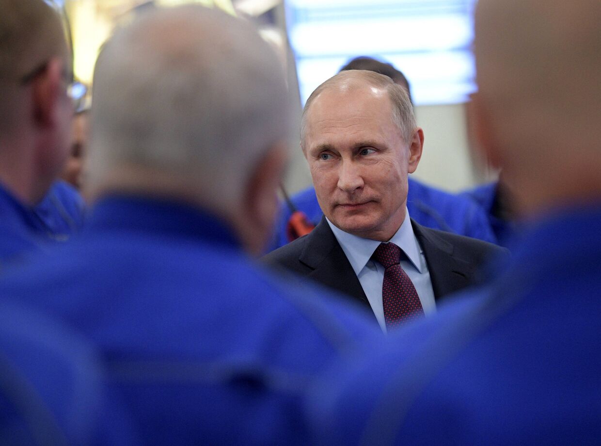 Владимир Путин во время посещения завода по сжижению природного газа Ямал СПГ в поселке Сабетта. 8 декабря 2017