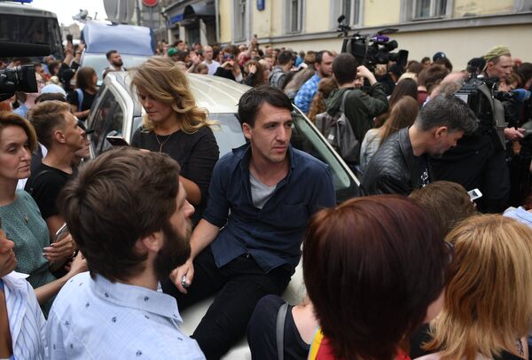 Актер Артур Смольянинов во время акции в поддержку руководителя театра «Гоголь-центр» Кирилла Серебренникова у здания Басманного суда Актер Артур Смольянинов во время акции в поддержку руководителя театра «Гоголь-центр» Кирилла Серебренникова у здания Басманного суда