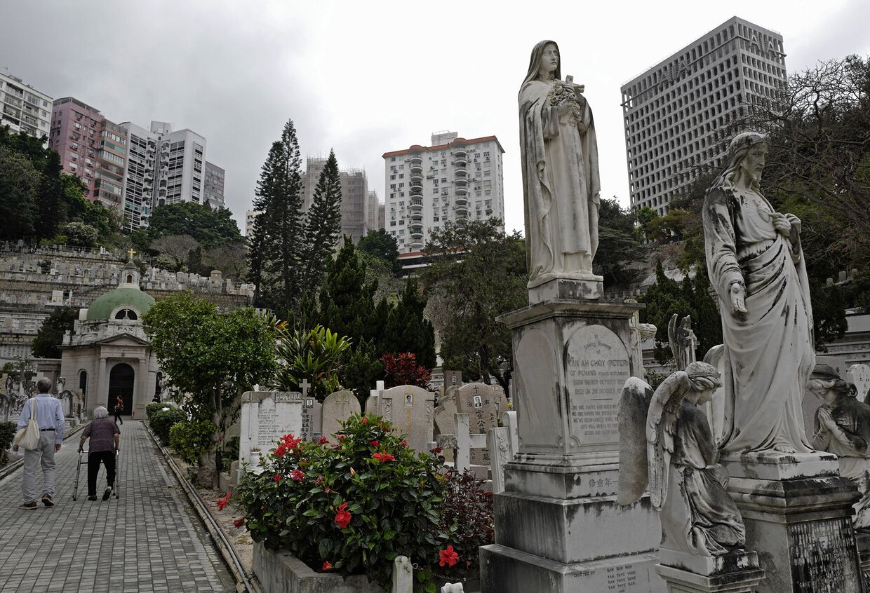 Посетители кладбища в Гонконге