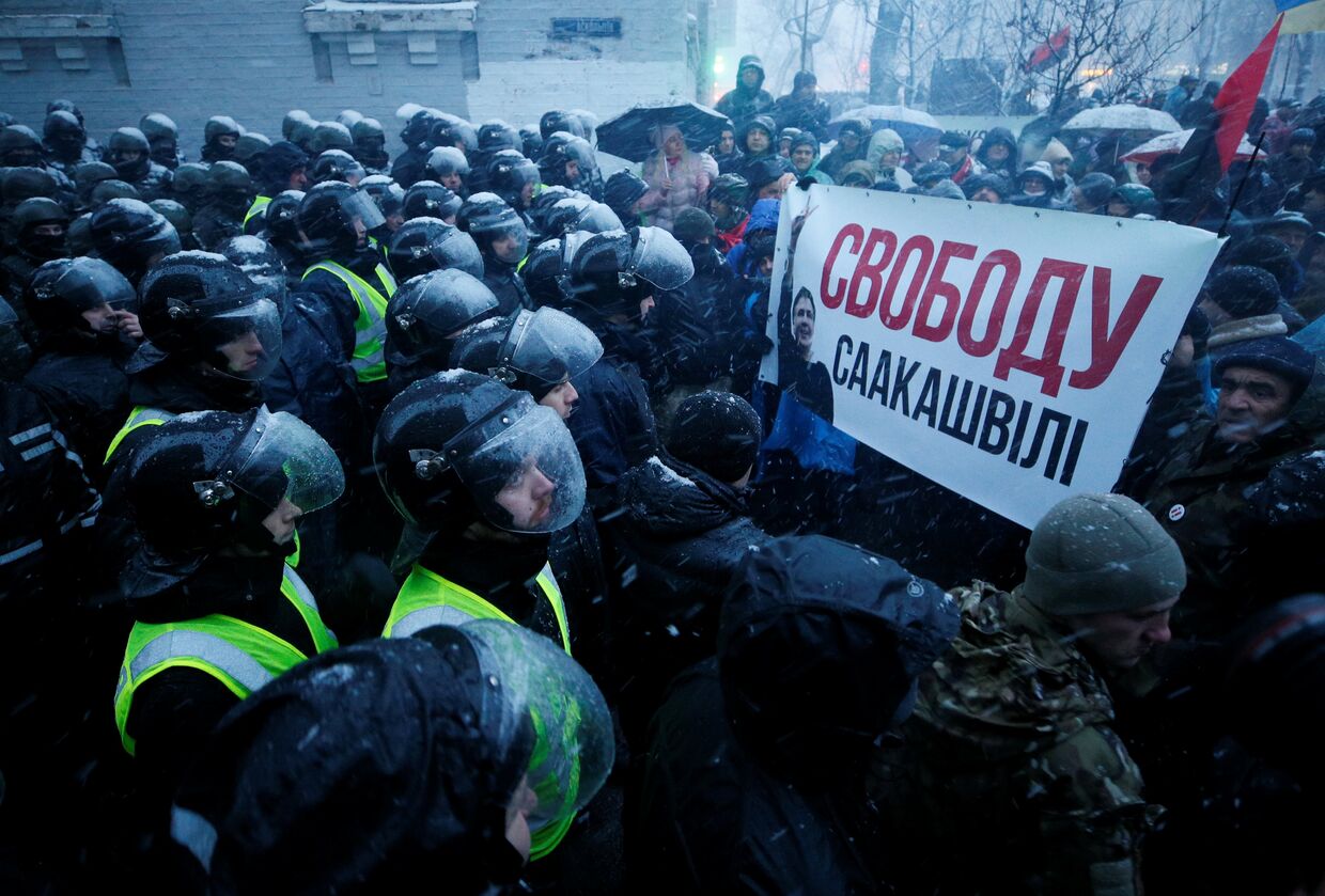 Сотрудники милиции блокируют сторонников Михаила Саакашвили возле изолятора временного содержания в Киеве