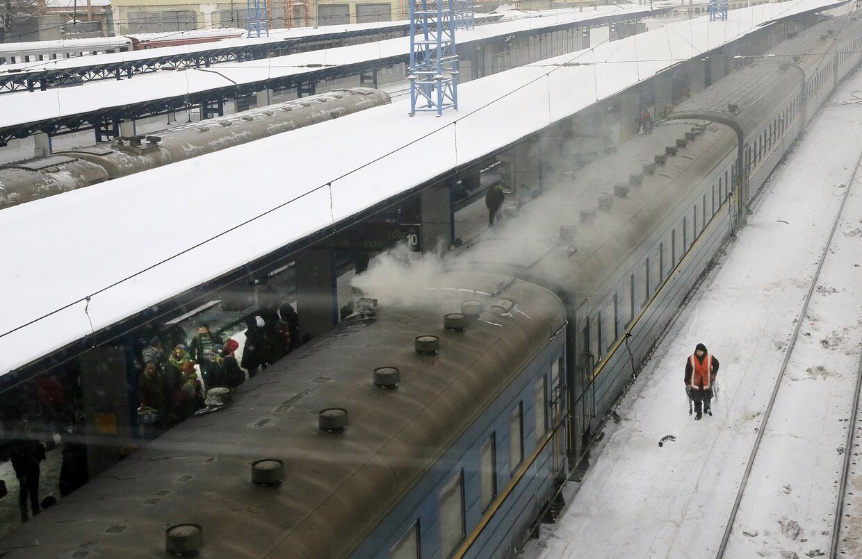 Поезда на железнодорожном вокзале в Киеве