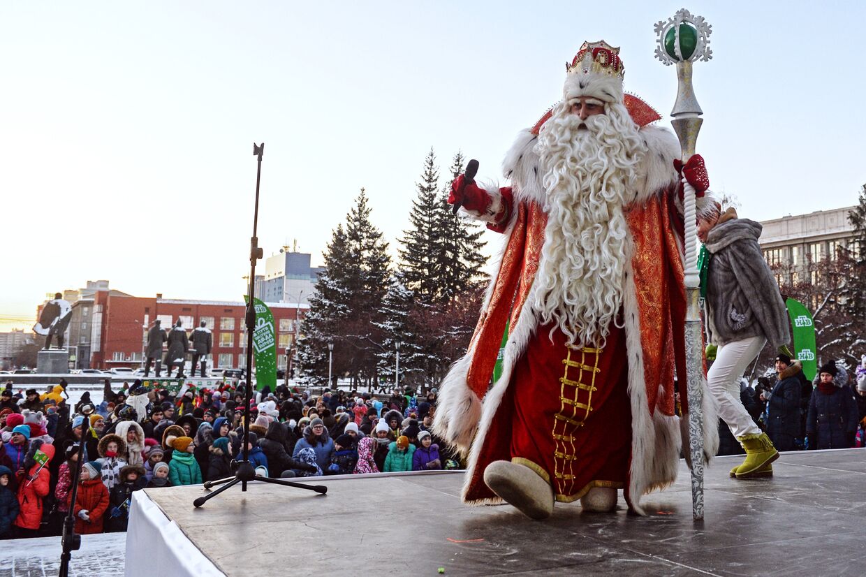 Главный Дед Мороза России во время массового мероприятия на площади Ленина в Новосибирске. 15 ноября 2017