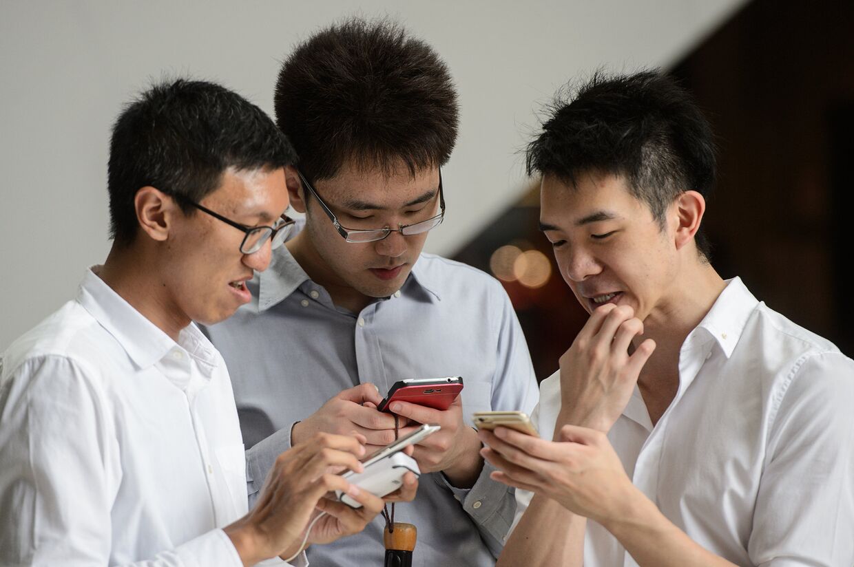Китайцы играют в Pokemon GO центральном районе Гонконга