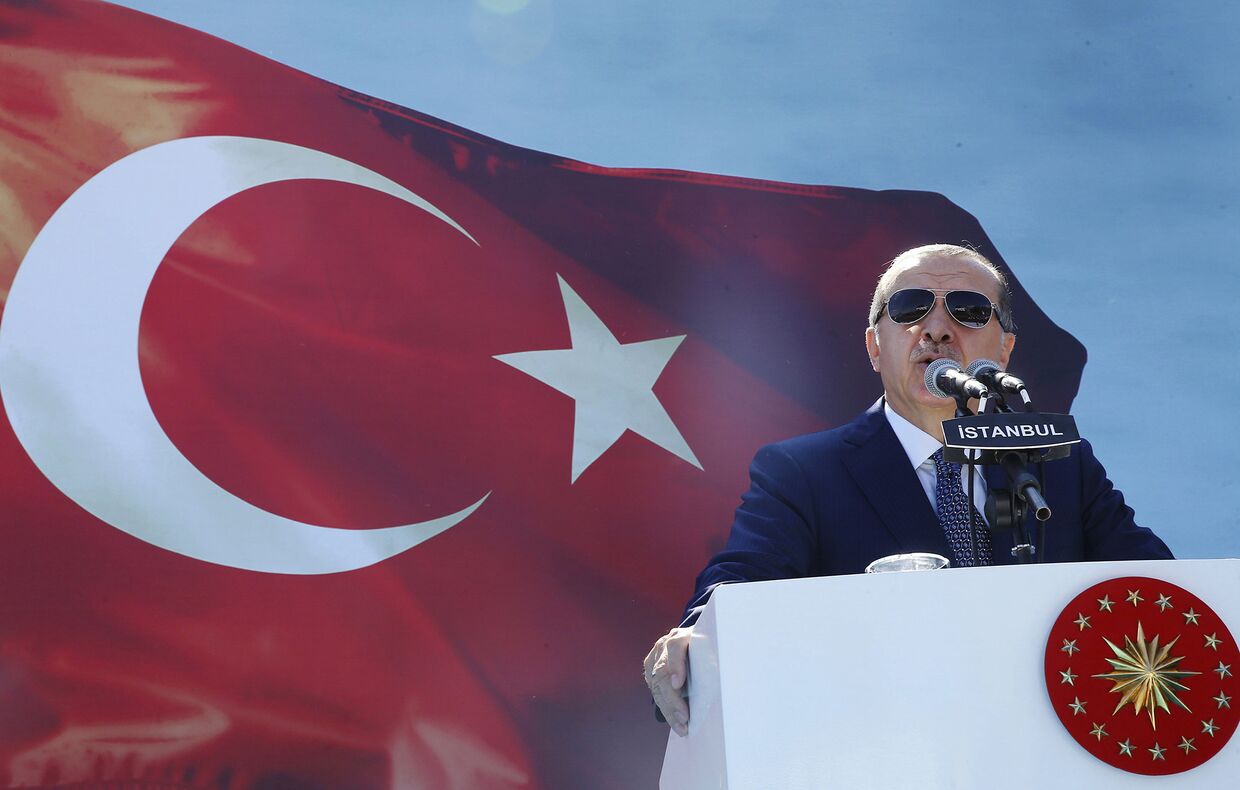 Президент Турции Реджеп Тайип Эрдоган выступает в Стамбуле