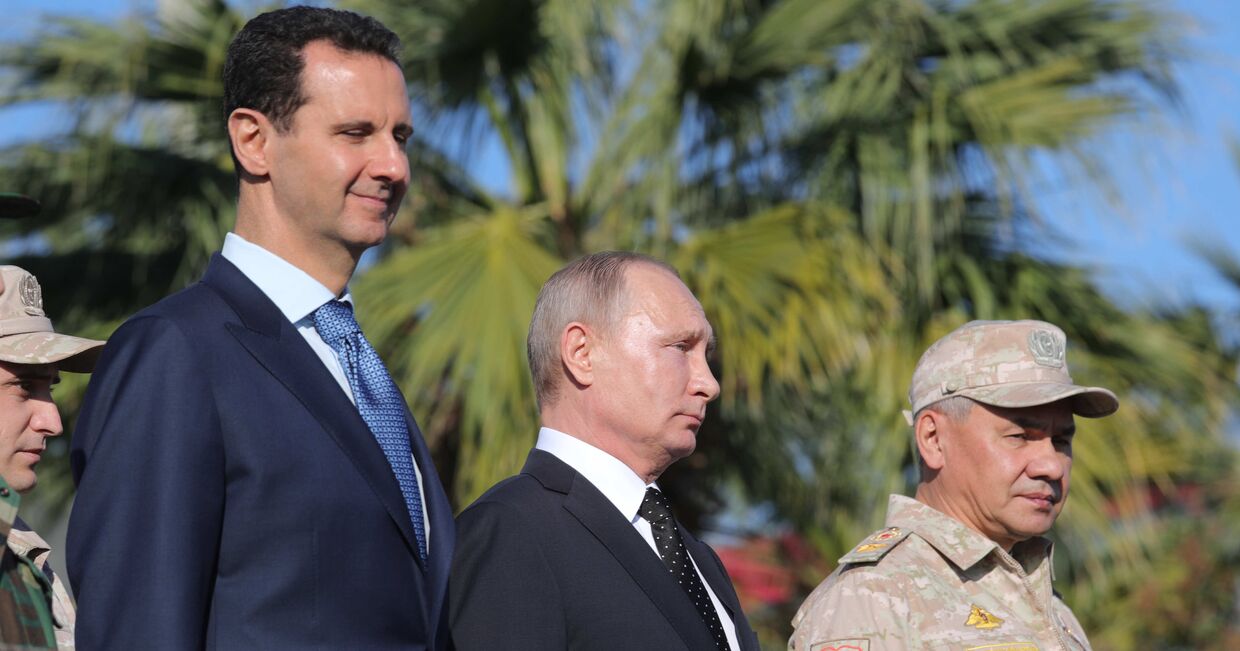 Владимир Путин, президент Сирийской Арабской Республики Башар Асад и министр обороны России Сергей Шойгу во время посещения авиабазы Хмеймим в Сирии. 11 декабря 2017