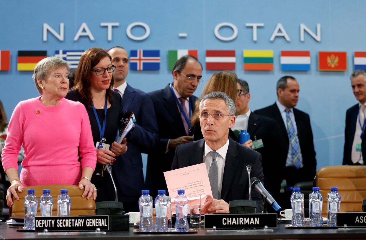 Генеральный секретарь НАТО Йенс Столтенберг и заместитель генерального секретаря НАТО Роуз Геттемеллер в штаб-квартире альянса в Брюсселе