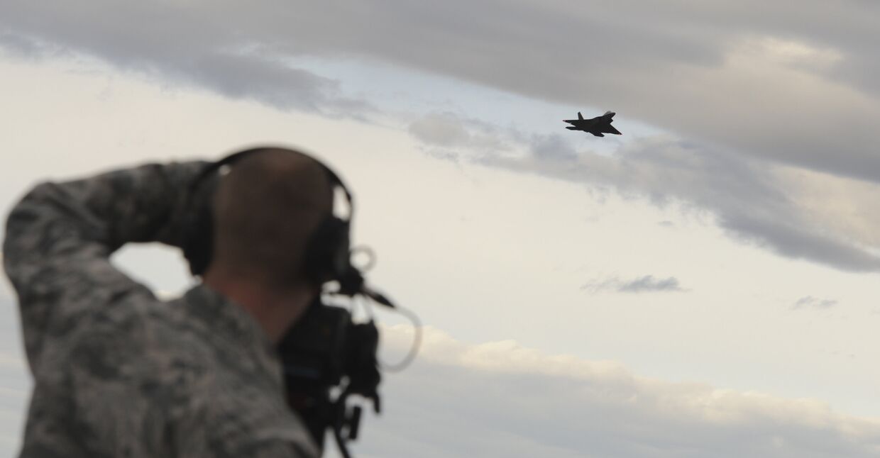 Американский истребитель F-22 Raptor над авиабазой в Анкоридже