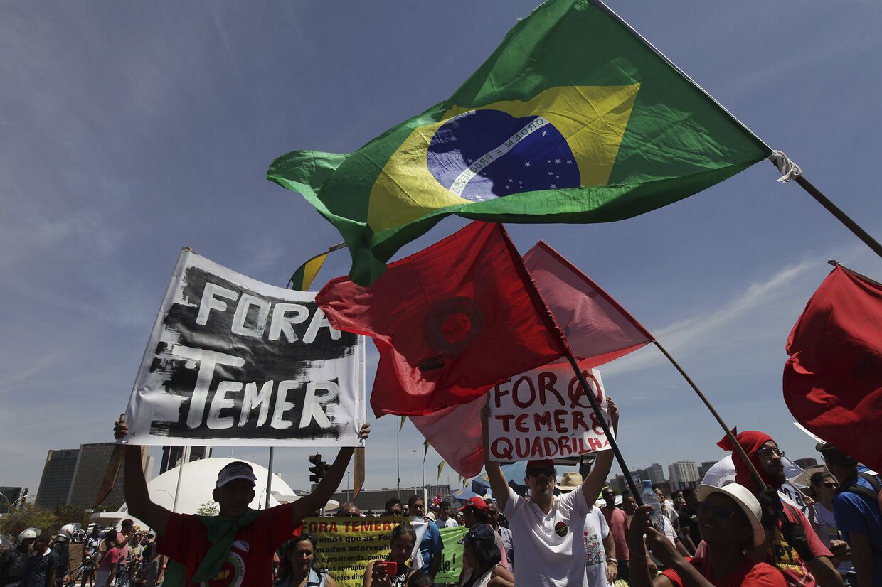 Акция протеста после военного парада в честь Дня независимости в Бразилиа