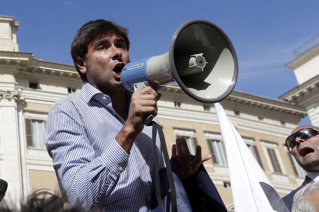Алессандро Ди Баттиста из Движения Пять Звезд общается с демонстрантами в Риме