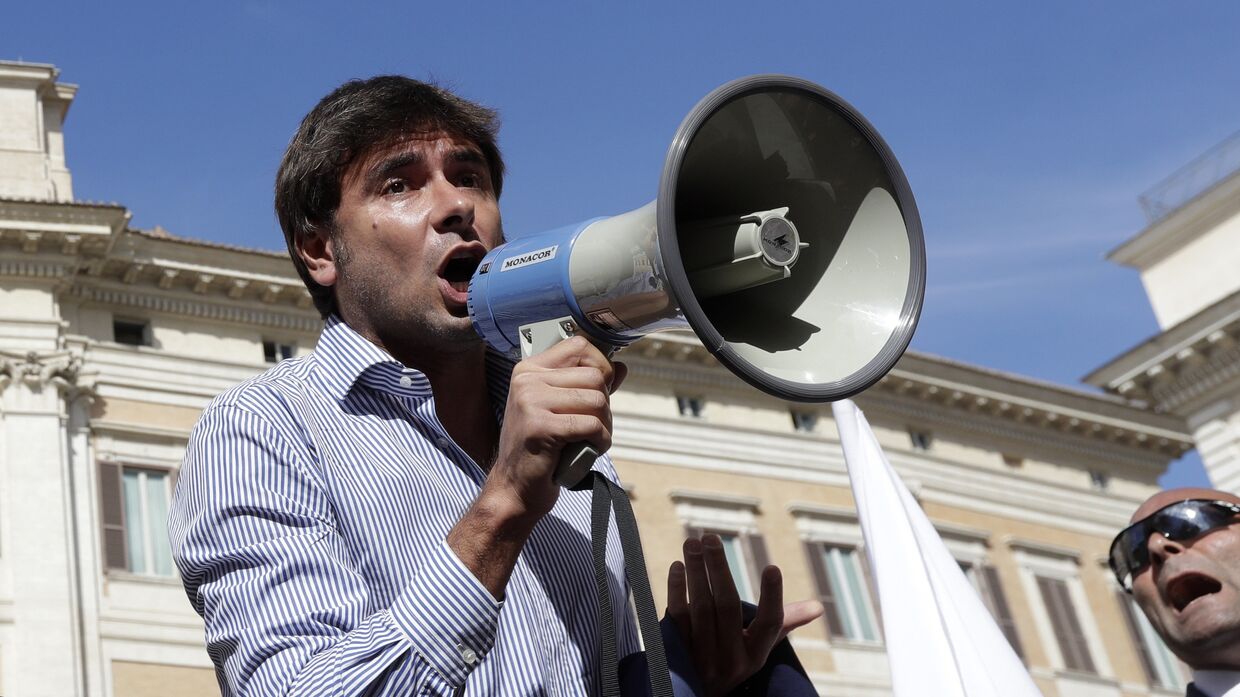 Алессандро Ди Баттиста из Движения Пять Звезд общается с демонстрантами в Риме