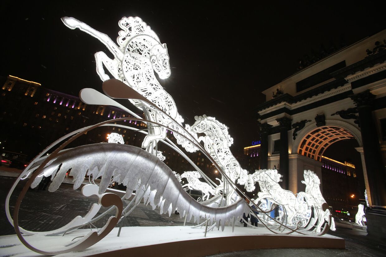 Новогодняя иллюминация в рамках фестиваля Путешествие в Рождество у Триумфальной арки на Кутузовском проспекте в Москве