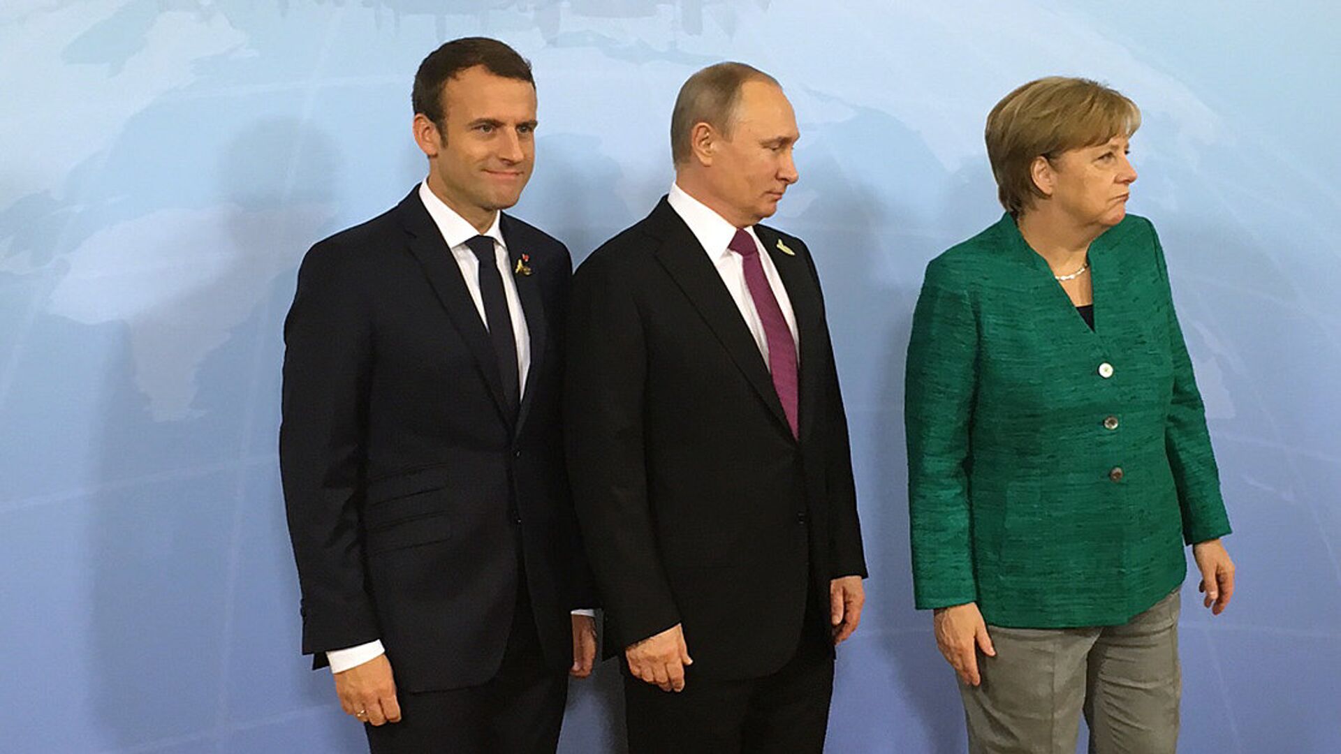 Президент России Владимир Путин, канцлер ФРГ Ангела Меркель и президент Франции Эммануэль Макрон во время встречи на саммите G20 в Гамбурге. 8 июля 2017 - ИноСМИ, 1920, 31.03.2021
