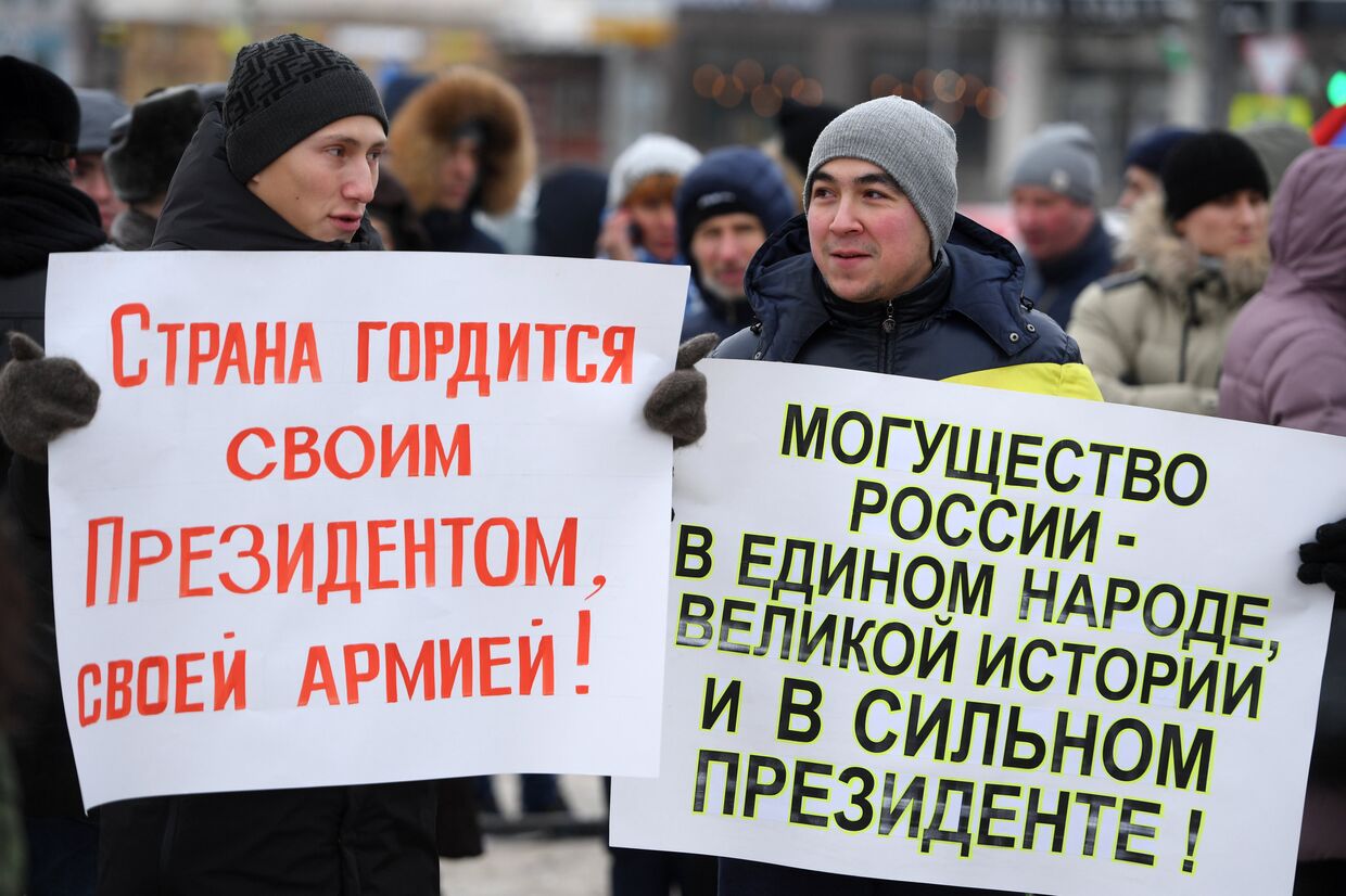 Участники во время митинга в поддержку президента Российской Федерации Владимира Путина на площади на площади у памятника Муллануру Вахитову в Казани. 16 декабря 2017