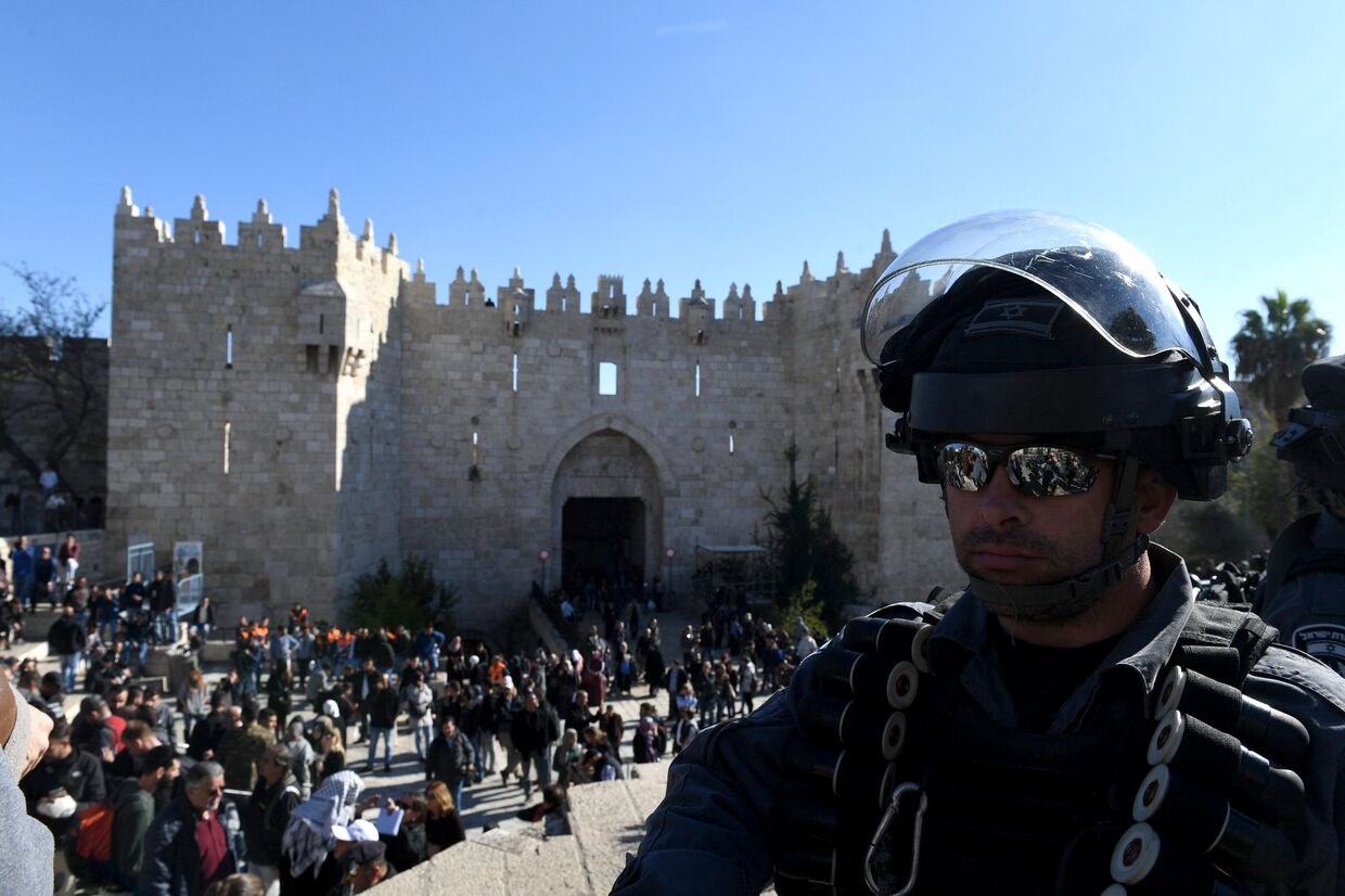 Сотрудник правоохранительных органов в ходе столкновений с участниками протестов в Иерусалиме