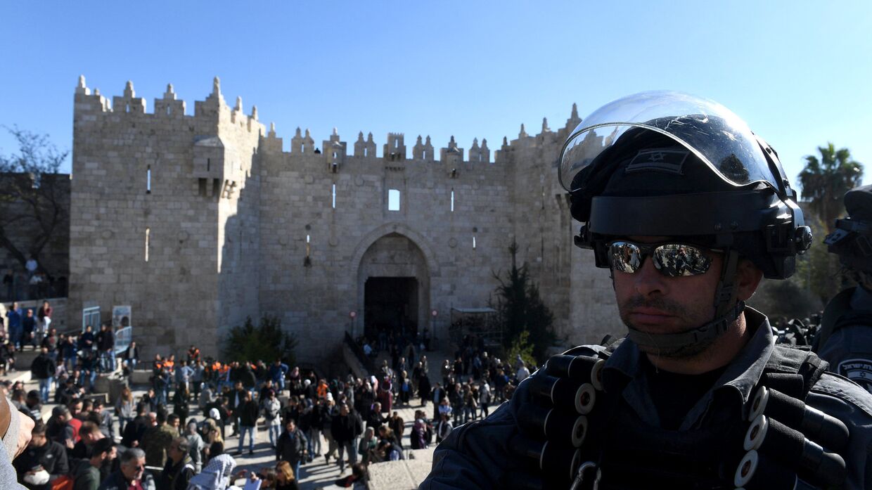 Сотрудник правоохранительных органов в ходе столкновений с участниками протестов в Иерусалиме