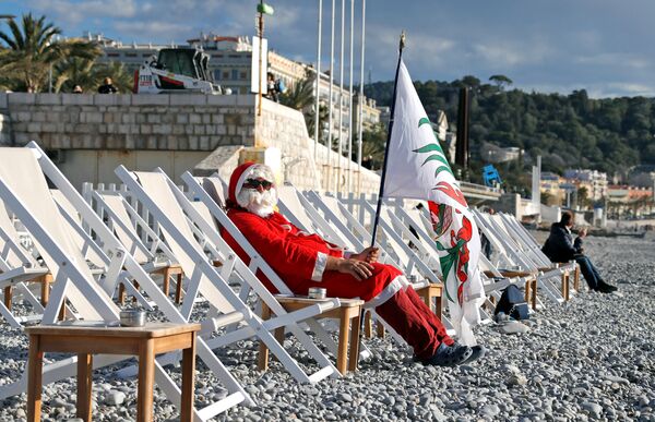 Санта принимает солнечные ванны в Нице, Франция