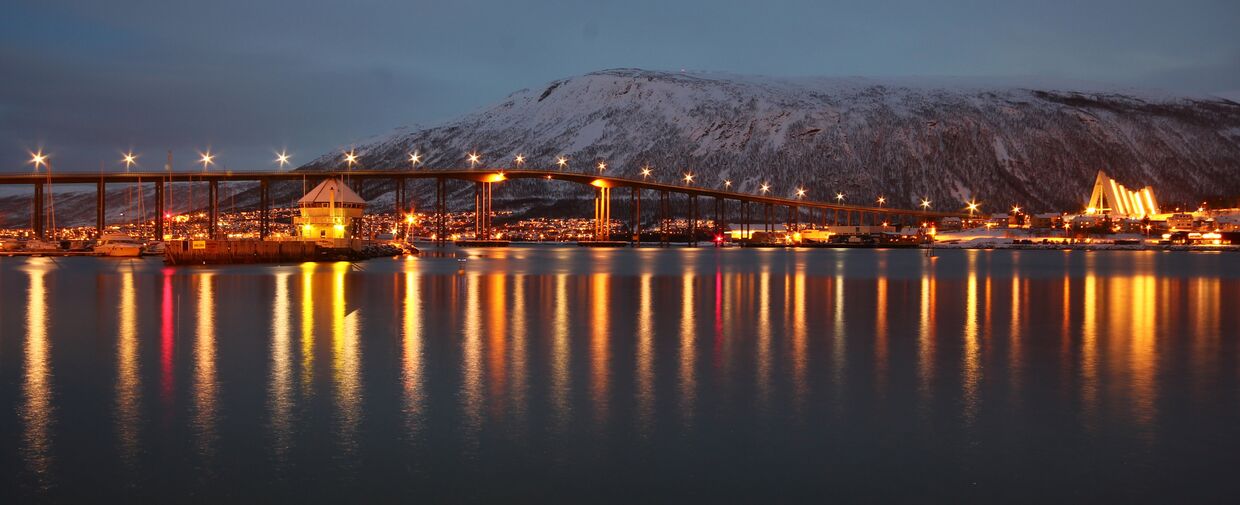 Мост в городе Тромсё на севере Норвегии