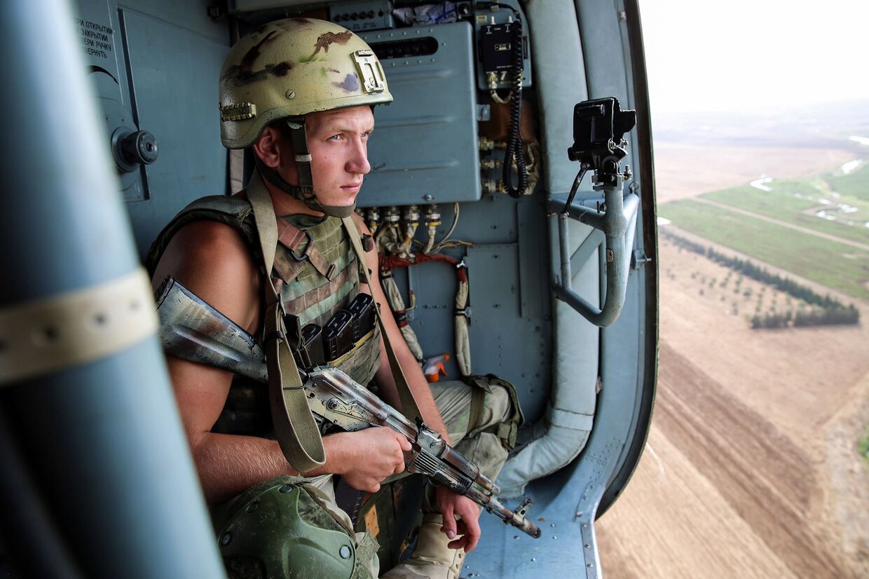 Российский солдат над городом Дейр-Эз-Зор в Сирии