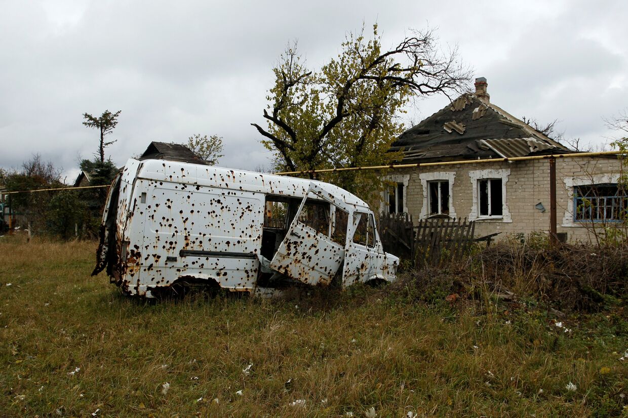 Транспортное средство, поврежденное осколками и взрывной волной после обстрелов в Донецке