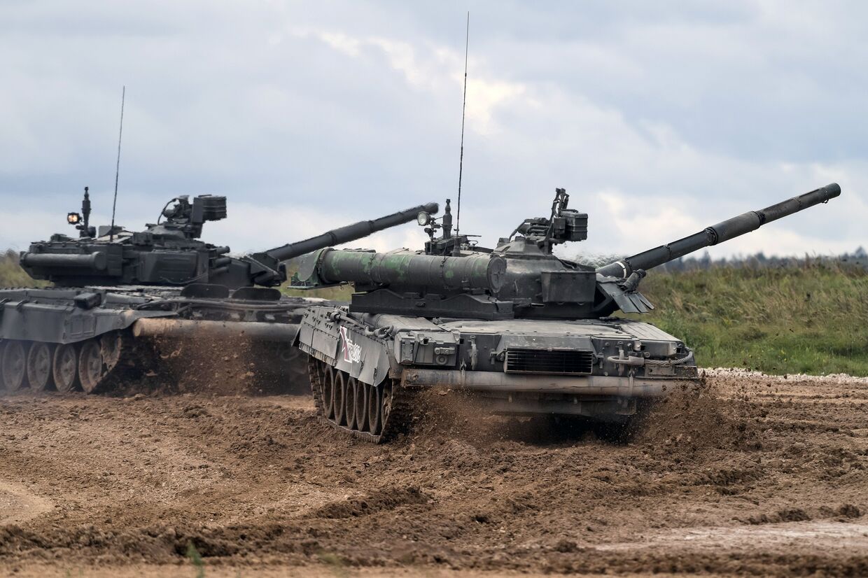 Танки Т-90 (слева) и Т-80У во время демонстрационного показа