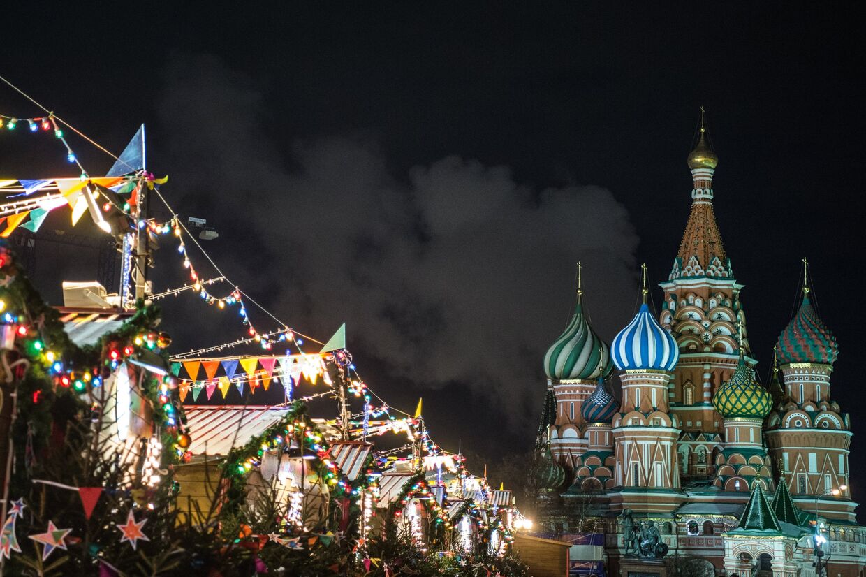 Праздничная иллюминация и Покровский собор на Красной площади в Москве