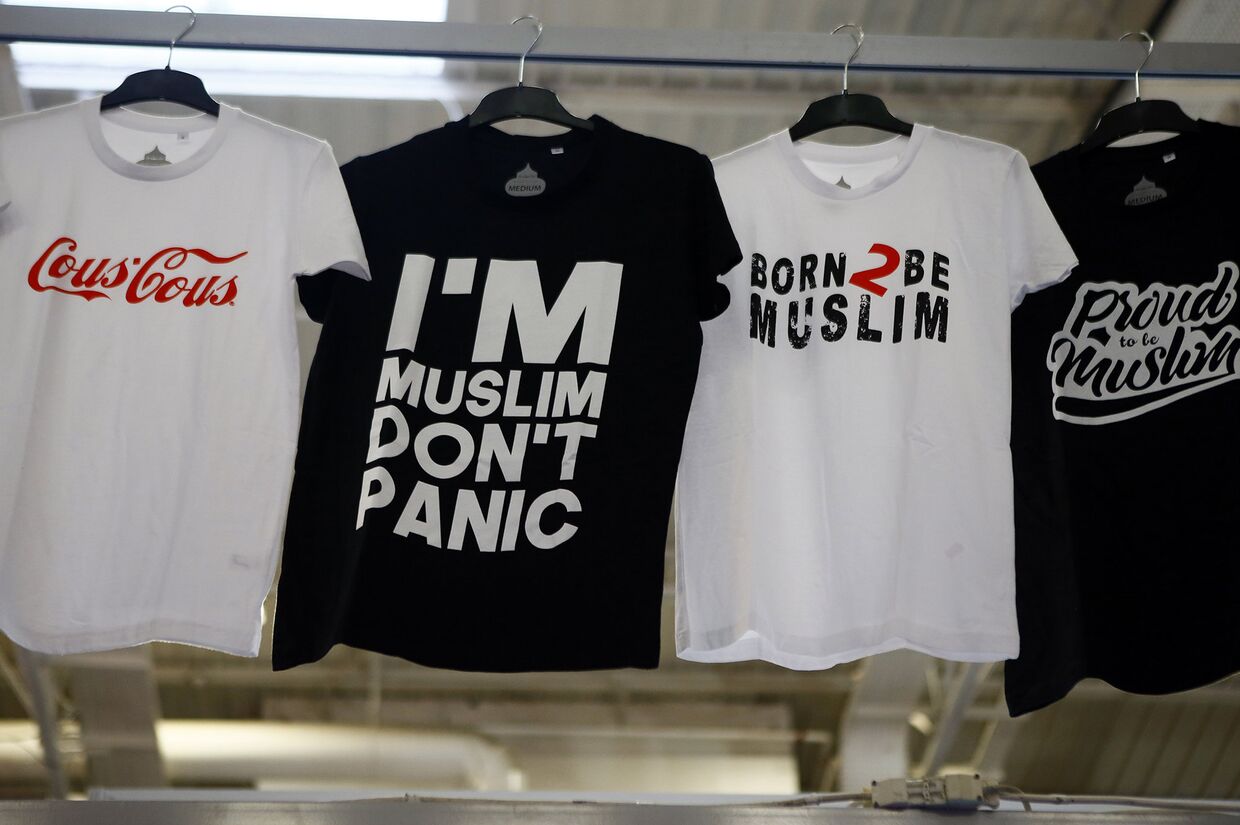 Продажа футболок на ежегодной мусульманской выставке в Ле-Бурже