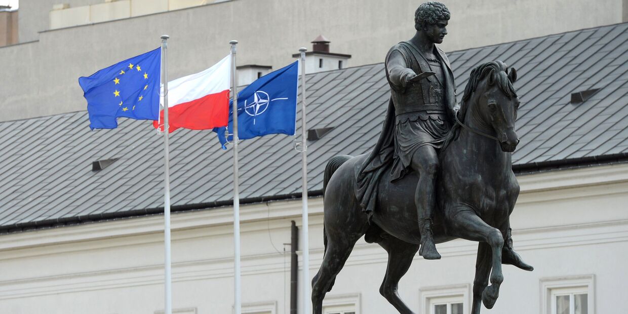 Флаги Польши, ЕС и НАТО в Варшаве Флаги Польши, ЕС и НАТО в Варшаве
