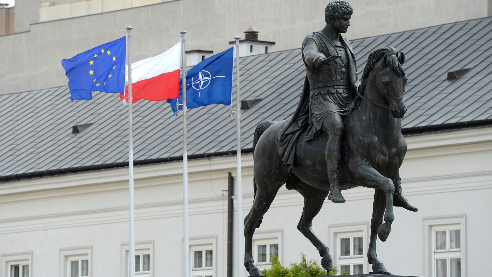 Флаги Польши, ЕС и НАТО в Варшаве - ИноСМИ, 1920, 22.01.2026