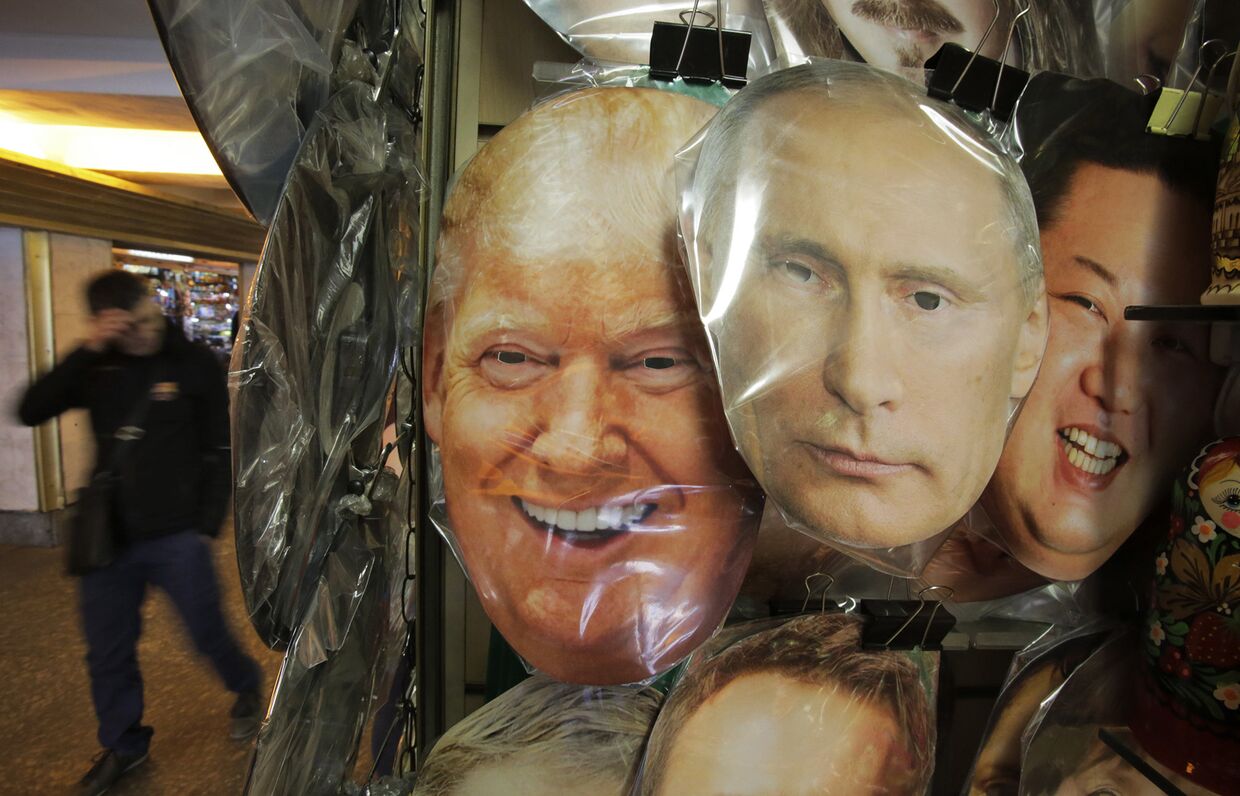 Маски с изображениями Дональда Трампа, Владимира Путина и Ким Чен Ына