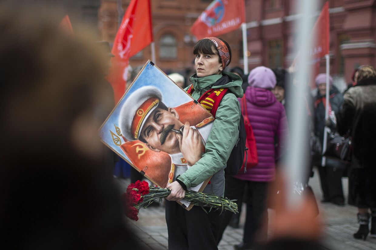 Женщина с портретом И. Сталина перед возложением цветов к месту захоронения Иосифа Сталина