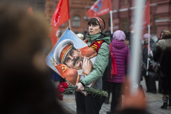 Женщина с портретом И. Сталина перед возложением цветов к месту захоронения Иосифа Сталина Женщина с портретом И. Сталина перед возложением цветов к месту захоронения Иосифа Сталина