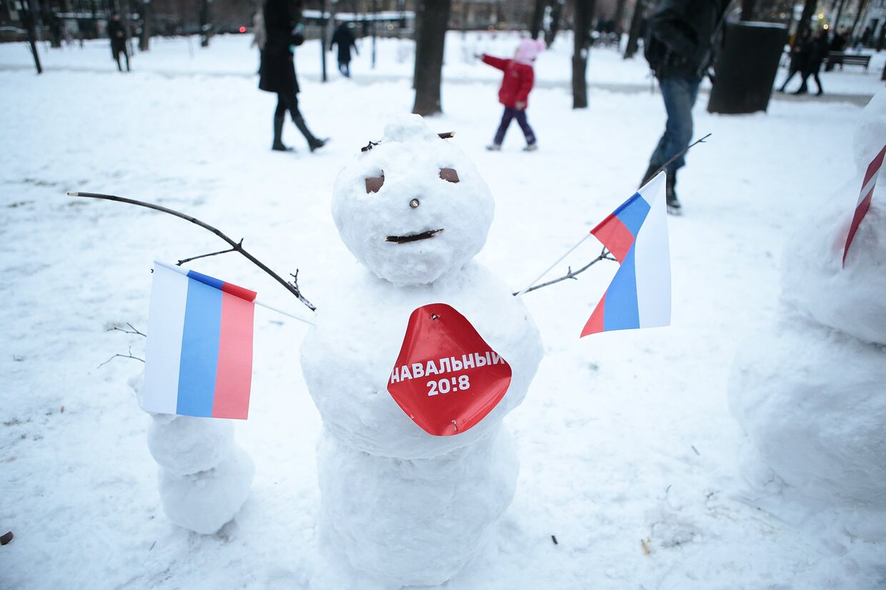 Снеговик с плакатом «Навальный 2018» в московском парке