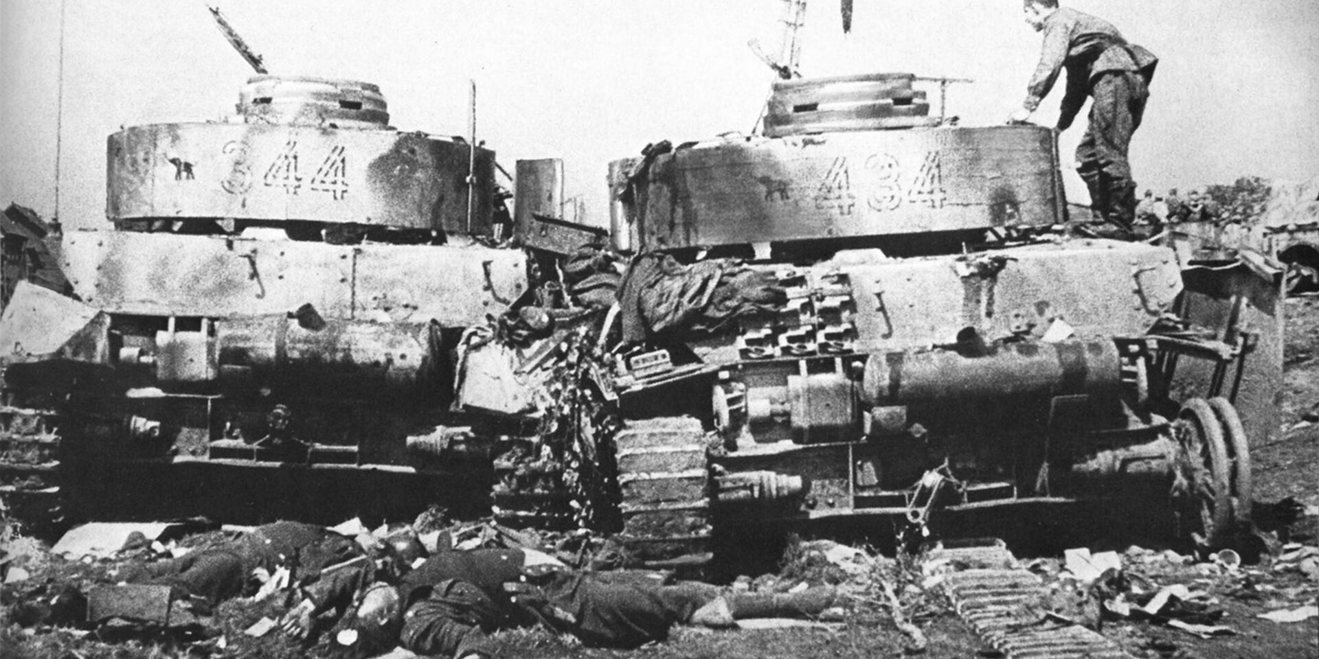 Советский солдат осматривает подбитые танки Pz-4 20-й танковой дивизии в окрестностях Бобруйска - ИноСМИ, 1920, 14.02.2025