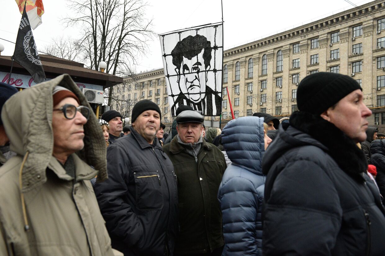 Участники митинга сторонников Михаила Саакашвили в центре Киева