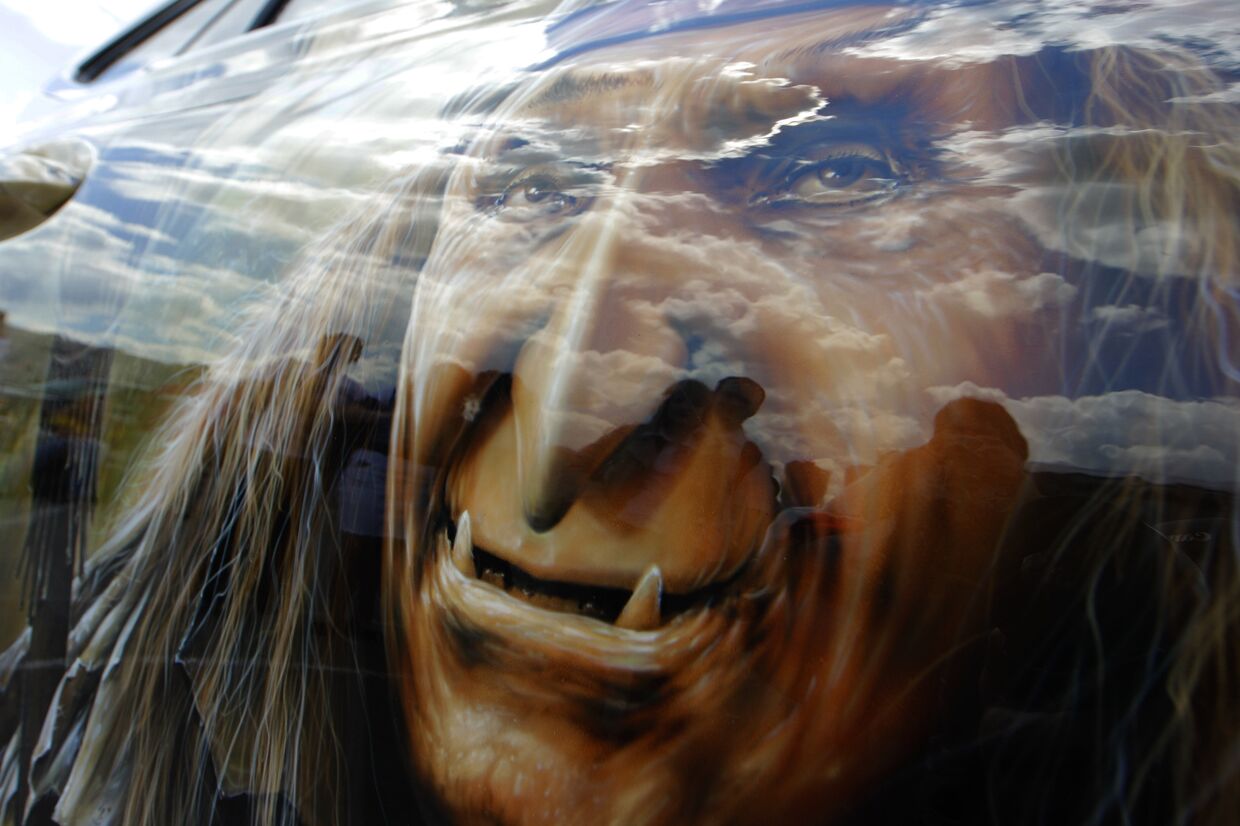 Изображение Бабы-Яги, выполненное в технике аэрографии на фестивале живописи на автомобилях «Аэрограф — 2010»