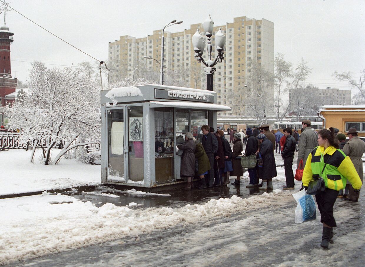 Одна из улиц Москвы после апрельского снегопада, 1992