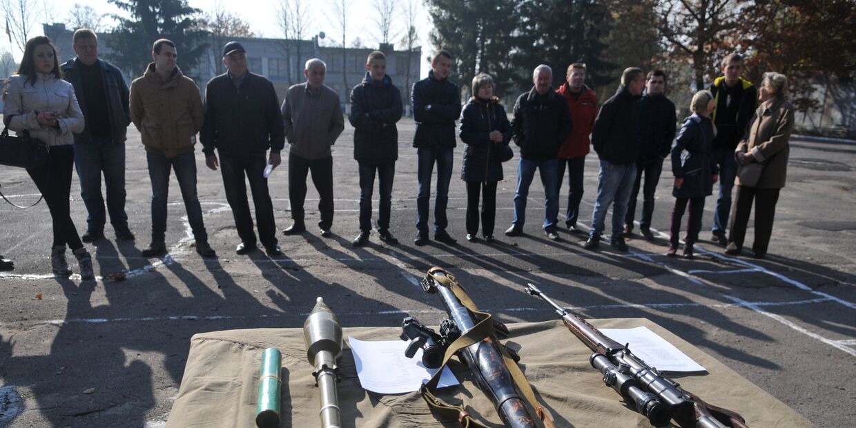 Призывники и их родители в одной из воинских частей Львова