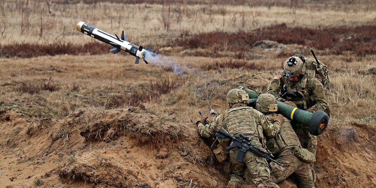 Американские военные стреляют из противотанковой ракетницы «Джавелин»