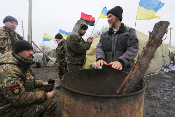 Участники торговой блокады Донбасса у станции Кривой Торец, Донецкая область Участники торговой блокады Донбасса у станции Кривой Торец, Донецкая область