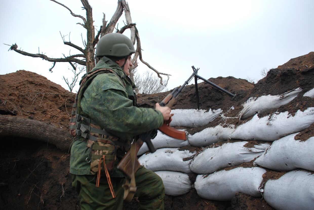 Боец ополчения ДНР на позиции у линии соприкосновения