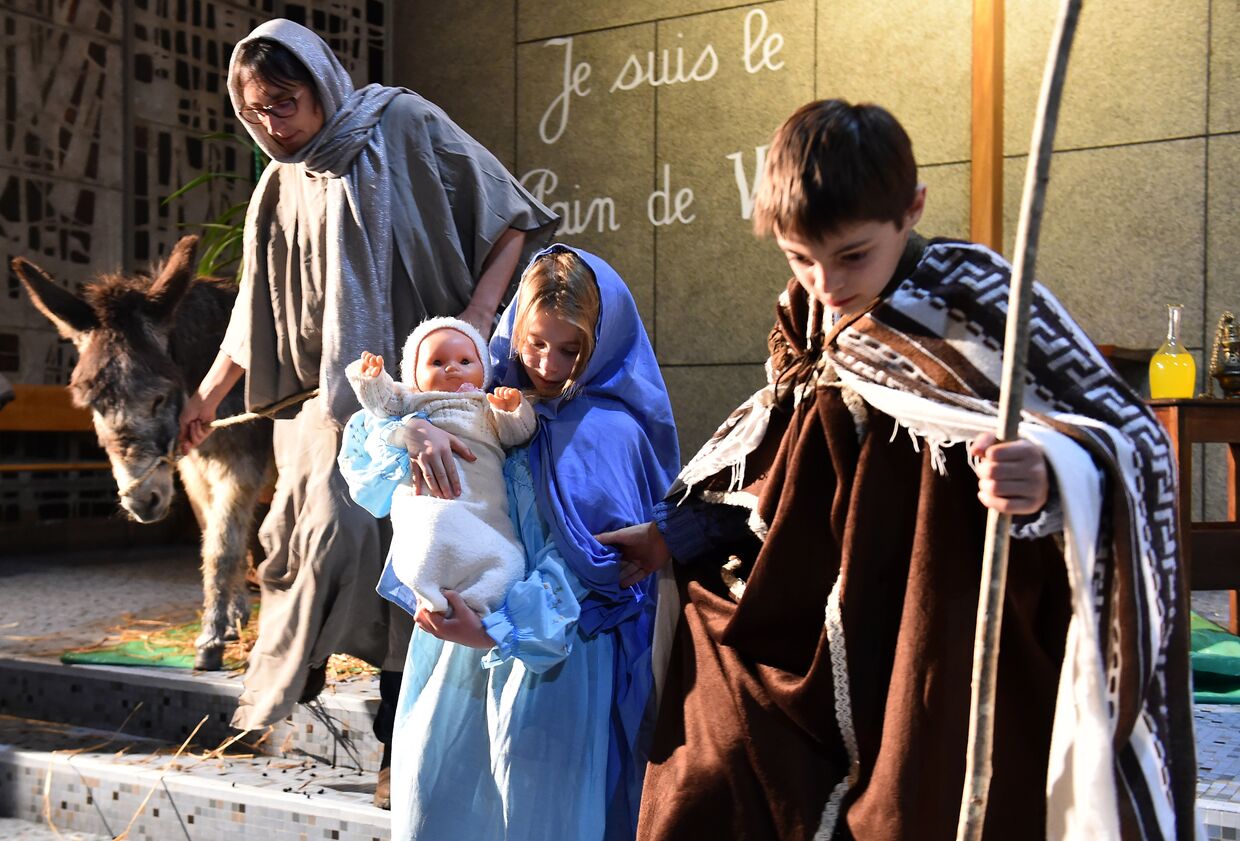 Дети разыгрывают рождественскую сценку в церкви Сен-Либуар в Ле-Мане на западе Франции