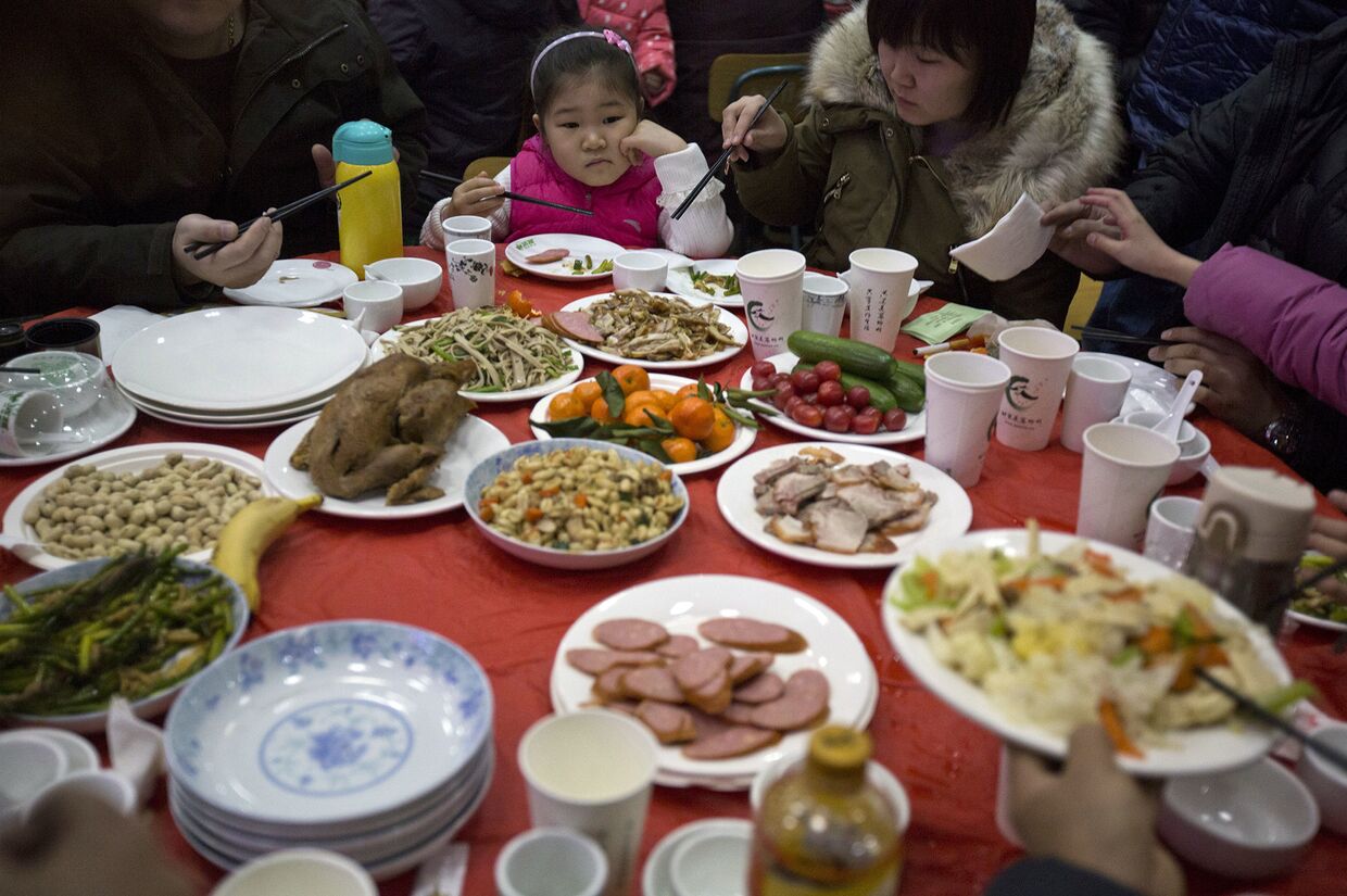 Фестиваль местной кухни в китайской деревне Люминьин