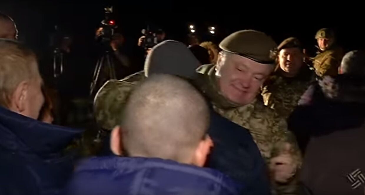 Порошенко встретил освобожденных из плена украинцев