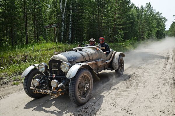 Участники на автомобиле Bentley 3 (1925 г.) на этапе гонки международного ретро-ралли Пекин - Париж-2016 в Алтайском крае Участники на автомобиле Bentley 3 (1925 г.) на этапе гонки международного ретро-ралли Пекин - Париж-2016 в Алтайском крае