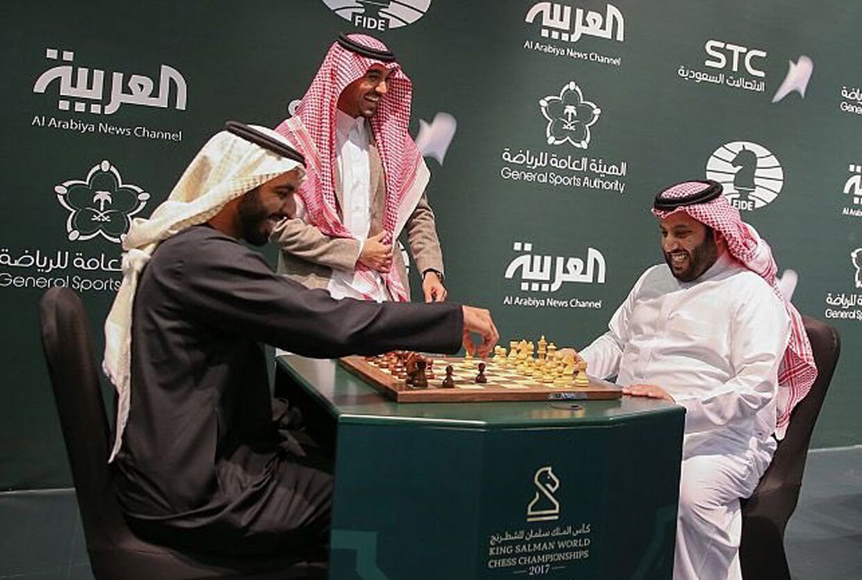 Двое саудовских чиновников играют в шахматы в ходе турнира в Эр-Рияде