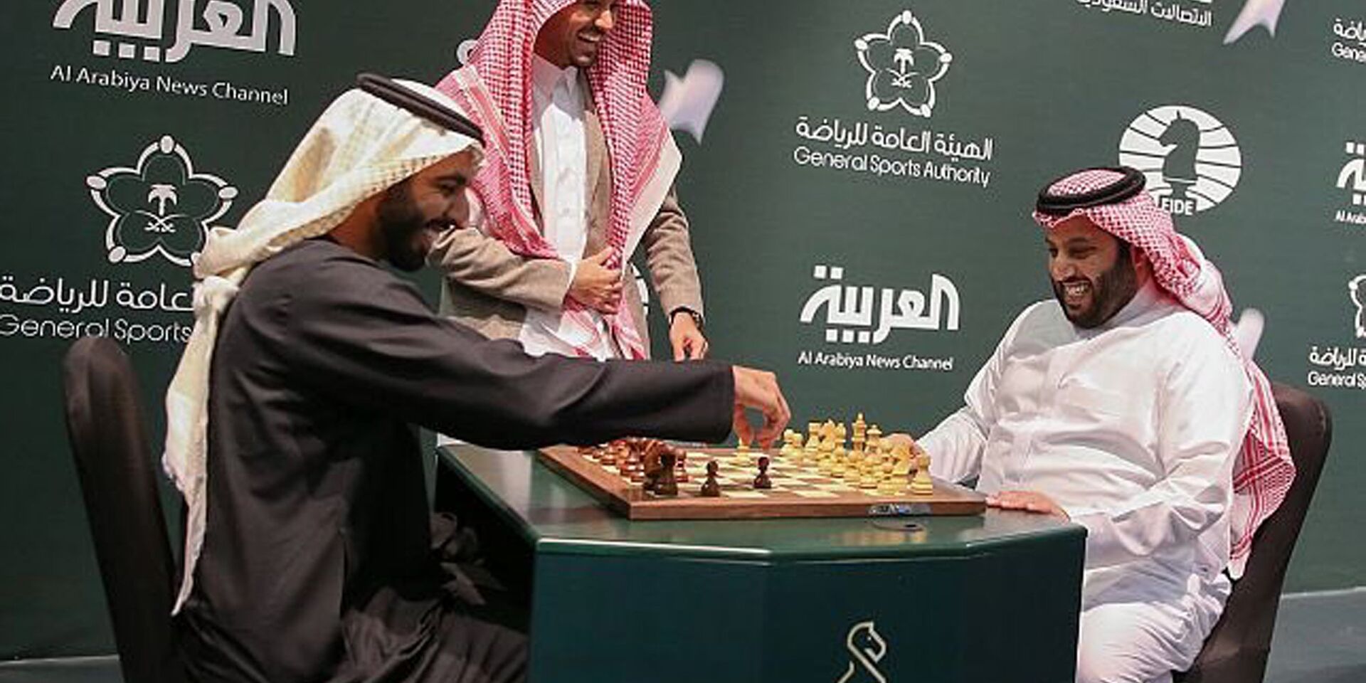 Двое саудовских чиновников играют в шахматы в ходе турнира в Эр-Рияде - ИноСМИ, 1920, 29.03.2023