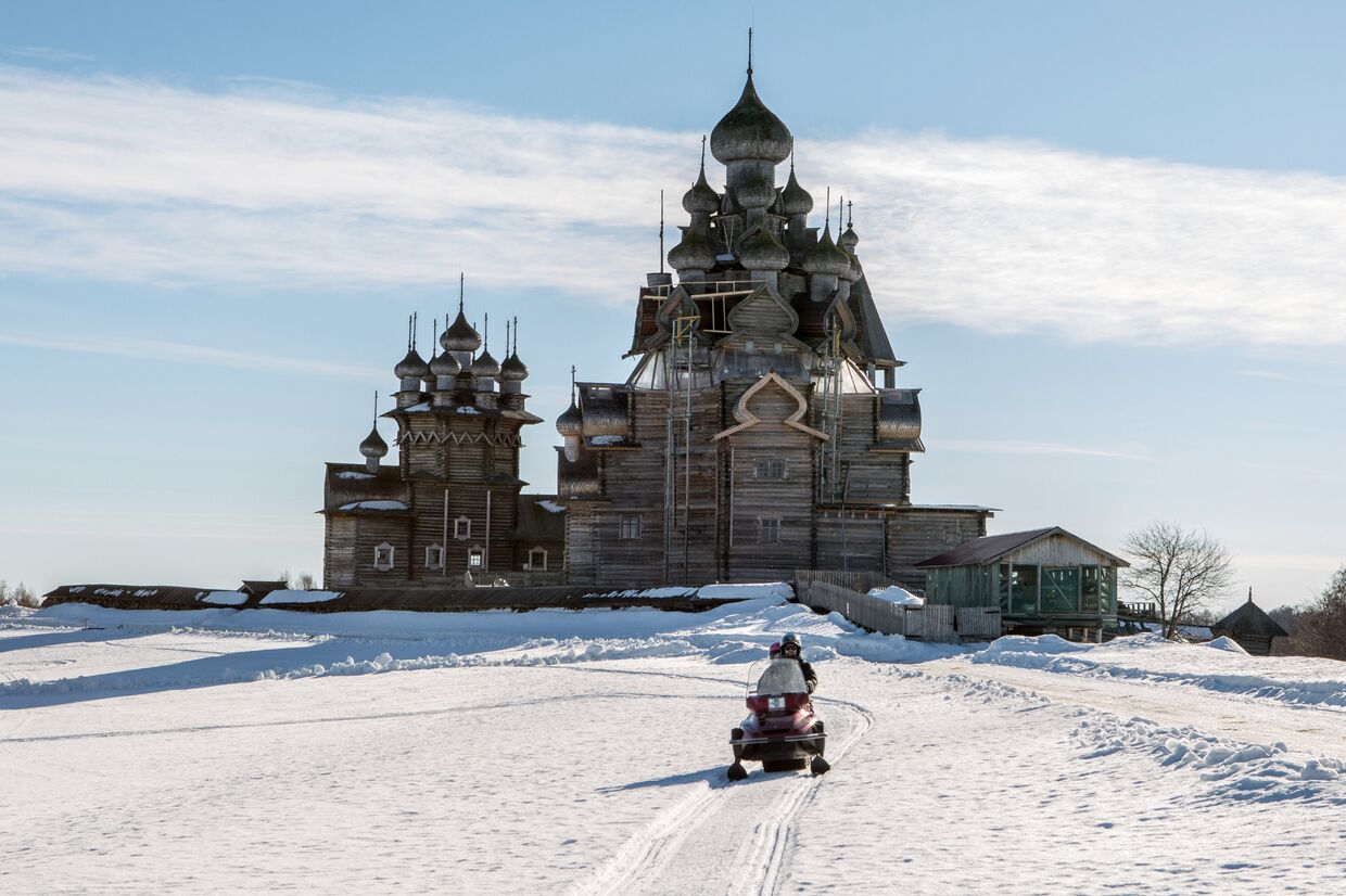 Снегоход с туристами в музее-заповеднике Кижи