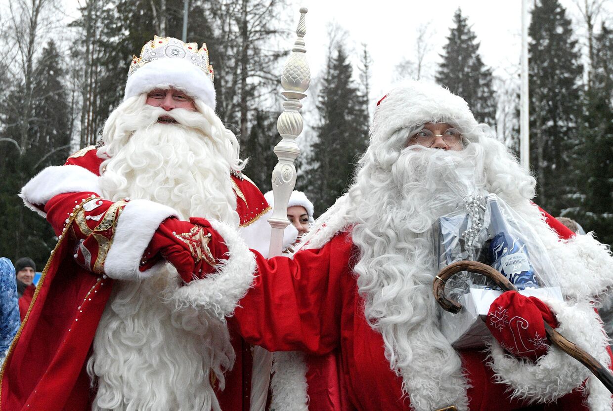 Дед Мороз и Йоулупукки во время встречи на пограничном переходе Брусничное в Ленинградской области