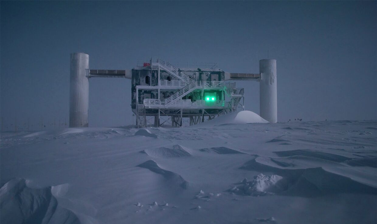 Нейтринная обсерватория IceCube находится в окрестностях южного полюса в Антарктиде. Архивное фото