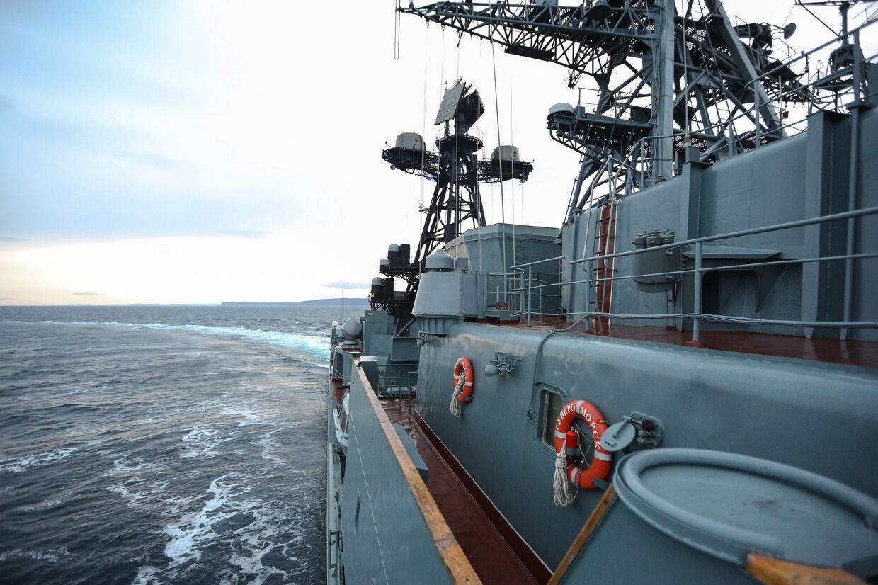 Большой противолодочный корабль Северного флота «Североморск» в водах Баренцева моря